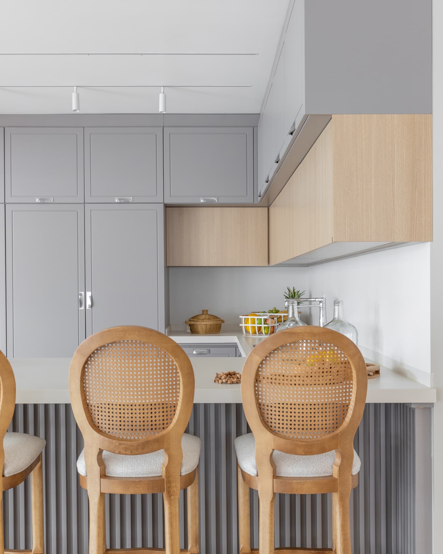 Bancada da cozinha com banquetas medalhão em palha natural